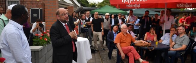 Martin Schulz demonstriert Bodenständigkeit. Kleingartenverein anstelle von Gipfelkonferenzen. Ein Besuch in Landsberg (Sachsen-Anhalt).