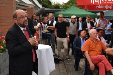 Martin Schulz demonstriert Bodenständigkeit. Kleingartenverein anstelle von Gipfelkonferenzen. Ein Besuch in Landsberg (Sachsen-Anhalt).