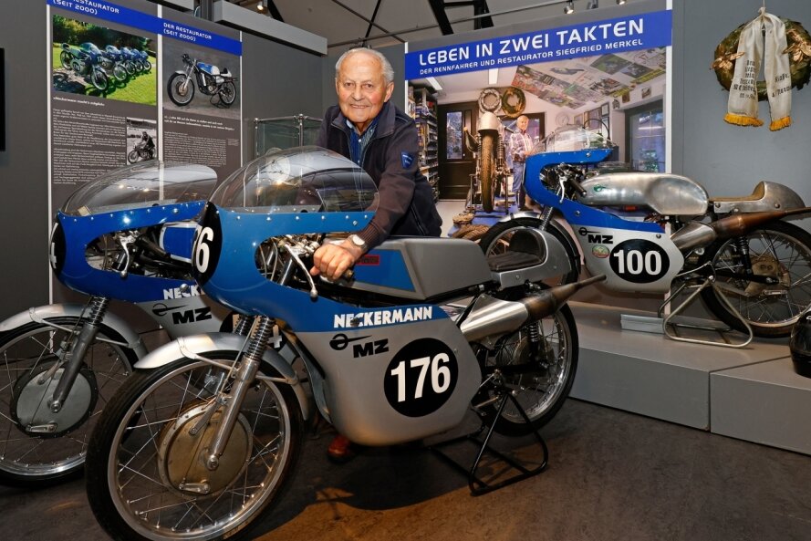 Siegfried Merkel an einer der drei legendären MZ RE 125, die er selbst restauriert hat. Die Maschine mit der Nummer 100 ist er in seinen aktiven Zeiten selbst gefahren. Noch bis vor zwei Jahren brachte er seine Maschinen bei Oldtimerrennen an den Start.