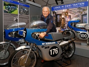 Der ewige Zweite: Motorradlegende wird 80 - Siegfried Merkel an einer der drei legendären MZ RE 125, die er selbst restauriert hat. Die Maschine mit der Nummer 100 ist er in seinen aktiven Zeiten selbst gefahren. Noch bis vor zwei Jahren brachte er seine Maschinen bei Oldtimerrennen an den Start.