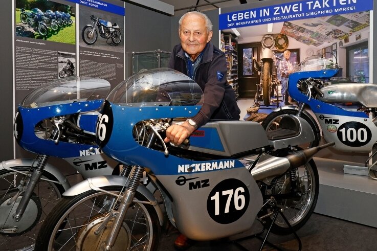 Der ewige Zweite: Motorradlegende wird 80 - Siegfried Merkel an einer der drei legendären MZ RE 125, die er selbst restauriert hat. Die Maschine mit der Nummer 100 ist er in seinen aktiven Zeiten selbst gefahren. Noch bis vor zwei Jahren brachte er seine Maschinen bei Oldtimerrennen an den Start.