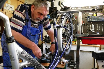 Der Fahrraddoktor von Zschopau - In seiner Fahrradwerkstatt hat Uwe Straube viel zu tun.