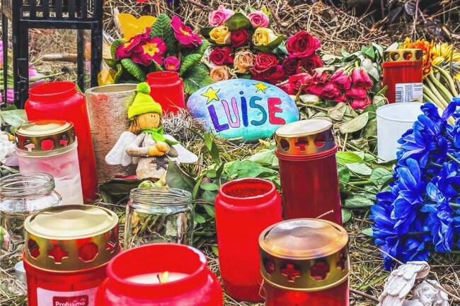 Der Fall Luise beschäftigt auch die Erzgebirger - In der Nähe des Fundortes der getöteten Luise aus Freudenberg wurden Blumen, Kerzen und weitere Gegenstände abgelegt.