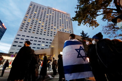 Der Fall Ofarim: Politik in der Empörungsspirale - Ein Demonstrant trägt die Fahne Israels über den Schultern.