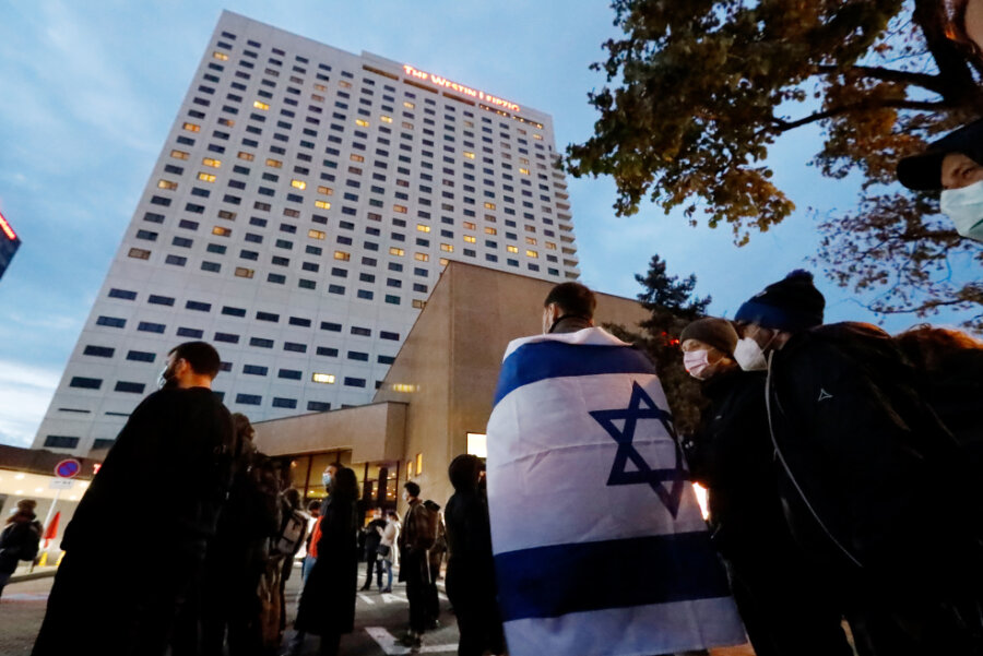Der Fall Ofarim: Politik in der Empörungsspirale - Ein Demonstrant trägt die Fahne Israels über den Schultern.
