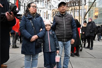 Der Fall Pham: Eine Chronologie - Hoa Nguyen, Emilia Nguyen und Pham Phi Son bei einer Solidaritätskundgebung für sie im Februar vor der Chemnitzer Ausländerbehörde. 