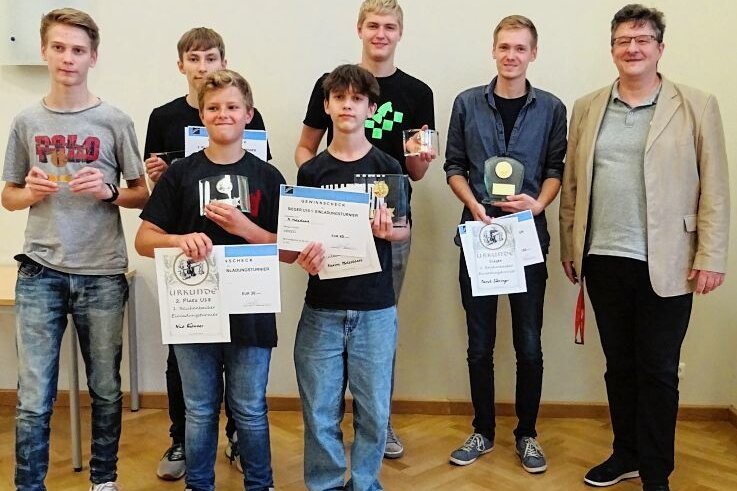 Der Favorit setzt sich durch - Die Preisträger beim Einladungsturnier des SC Reichenbach: Favorit Daniel Zähringer (Zweiter von rechts) sicherte sich mit einem Sieg in der letzten Runde den 1. Platz.