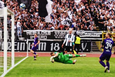 Der FC Erzgebirge lässt zu viele Punkte liegen - Eine der Schlüsselszenen der Partie: Ulms Torhüter hechtet ins Leere, Marvin Stefaniak setzt den Ball über das Tor.