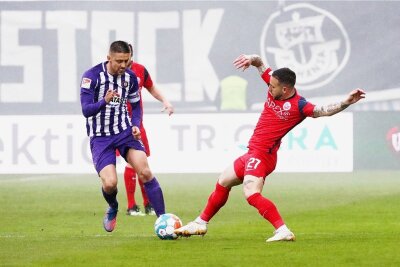 Der FC Erzgebirge verabschiedet sich - Der FC Erzgebirge Aue um Dimitri Nazarov (links) trennte sich von Hansa Rostock mit 2:2.