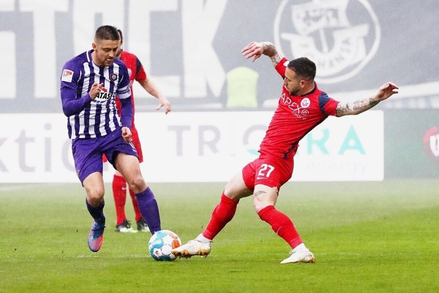 Der FC Erzgebirge Aue um Dimitri Nazarov (links) trennte sich von Hansa Rostock mit 2:2.