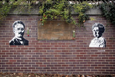 Der fehlbare Idealist: Vor 150 Jahren wurde Karl Liebknecht geboren -  Eine Gedenktafel am Landwehrkanal in Berlin-Tiergarten, erinnert an die von Mitgliedern der Garde-Kavallerie-Schuetzen-Division am 15. Januar 1919 ermordeten KPD-Mitbegruender Rosa Luxemburg und Karl Liebknecht.