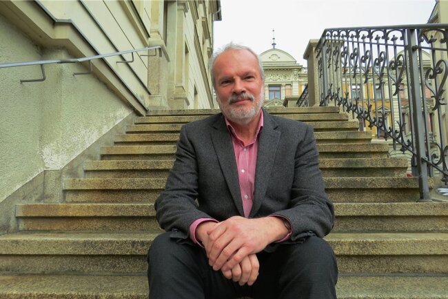 Der Feinfühlige geht: Andreas Rubner verlässt das Rathaus Markneukirchen - Ab August wird der Weg von Andreas Rubner ein anderer sein: Er führt nicht mehr ins Rathaus, auf dessen Treppe der 66-Jährige sich für das Foto gesetzt hat. Sein Weg in Markneukirchen geht anders weiter.