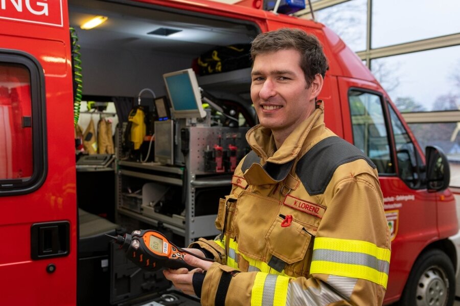 Der Feuerwehrmann für die besonderen Fälle - Konstantin Lorenz zeigt ein Messgerät für Industriechemikalien, das neben weiterer Spezialtechnik auf diesem Katastrophenschutzfahrzeug stationiert ist. Es steht im Depot der Milkauer Ortsfeuerwehr. 