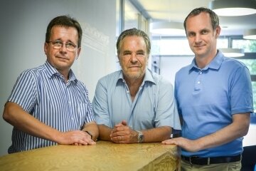 Am Telefon: Reiserechtler Bertram Petzoldt (l.), Prof. Ronald Schmid von Fairplane und Michael Hummel von der Verbraucherzentrale Sachsen. 