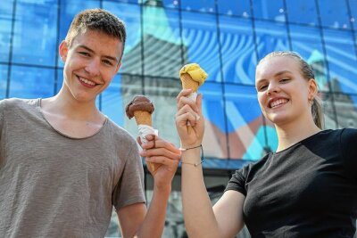 Der "Freie Presse"-Test: Wo gibt es das beste Eis in der Chemnitzer Innenstadt? - Die „Freie Presse“-Eistester: Nick Peukert und Nele Zoe Hammersdorf.