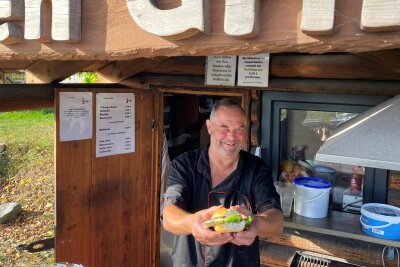 Der Friesen-Grill feiert sein Dreijähriges - mit neuem Angebot und Sorge um den Standort - Heinz Gruner in seinem Friesen-Grill. In dem Imbiss an der Landesgrenze zu Thüringen gibt‘s seit drei Wochen auch Fischsemmeln.