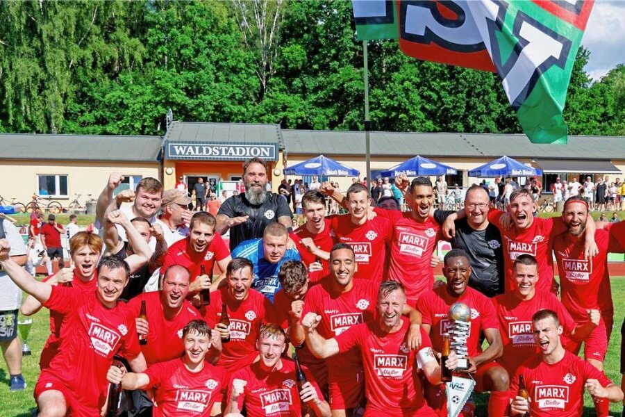 Der FSV Limbach-Oberfrohna feiert den doppelten Aufstieg - Der FSV Limbach-Oberfrohna jubelt über die Meisterschaft in der Kreisoberliga. Torwart Henri Kempf (blaues Trikot) ist mittendrin. 