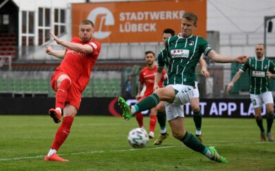 Der FSV Zwickau besiegelt erneut Lübecker Abstieg - Lars Lokotsch (l.) erzielte das frühe 1:0 für den FSV Zwickau.