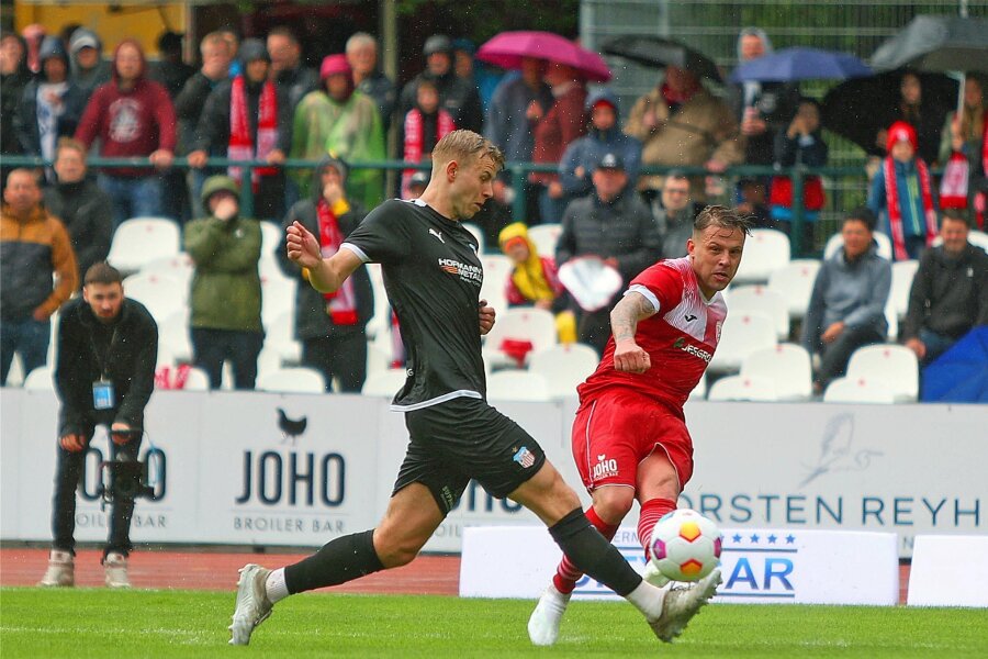 Der FSV Zwickau kann den Greifswalder FC im Aufstiegskampf nicht ärgern - Der Zwickauer Maximilian Somnitz (links) versucht in dieser Szene, Guido Kocer am Flanken zu hindern.