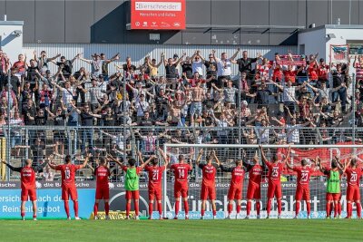 Der FSV Zwickau kann noch gewinnen: Wenn Schwäne Löwen rupfen - Endlich: Zwickaus Spieler können wieder mal einen Sieg mit ihren Fans bejubeln. Rund 300 FSV-Anhänger waren mit ins Grünwalder Stadion zu 1860 nach München gereist. 