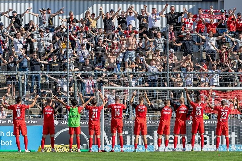 Endlich: Zwickaus Spieler können wieder mal einen Sieg mit ihren Fans bejubeln. Rund 300 FSV-Anhänger waren mit ins Grünwalder Stadion zu 1860 nach München gereist. 