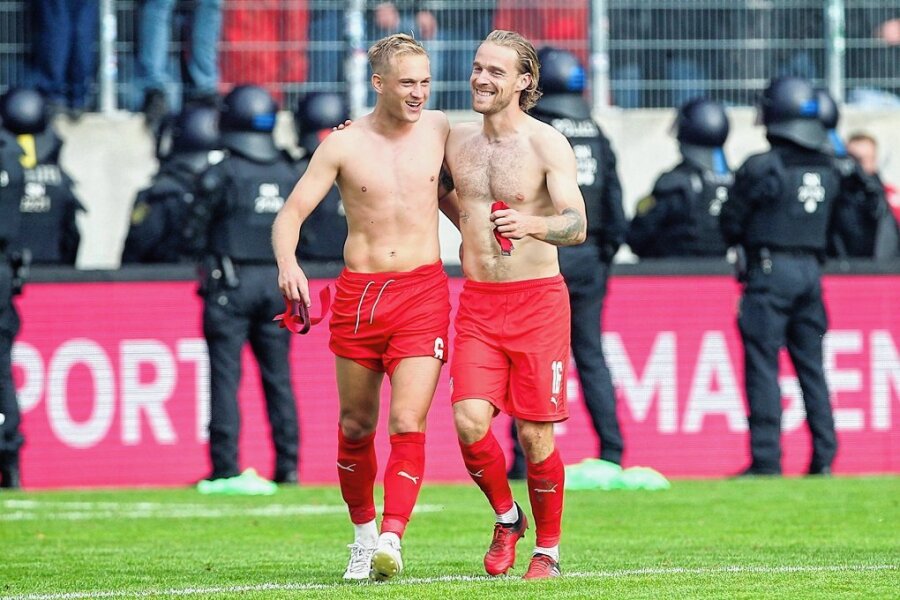 Der FSV Zwickau muss weiter sparen - Nach dem Auswärtssieg in Aue Mitte September dokumentierten Max Jansen (links) und Nils Butzen die Erleichterung und Freude im Zwickauer Lager. Inzwischen steht der FSV auf einem Abstiegsplatz der 3. Fußball-Liga. 