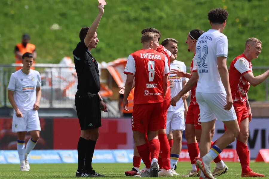Der FSV Zwickau verliert Duell gegen Jena in Unterzahl - Schiedsrichter wird zum Buhmann - Die 55. Minute: Schiedsrichter Gerstenberg schickt Marc-Philipp Zimmermann in die Kabine.