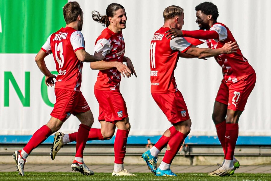 Der FSV Zwickau zu Gast beim FC Hansa II: So gelang der dritte Auswärtssieg in dieser Saison - Die Zwickauer Mike Könnecke, Veron Dobruna und Theo Martens herzen Torschütze Lloyd-Addo Kuffour (von links).