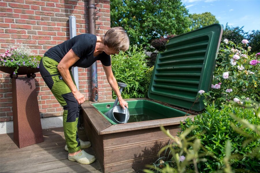 Der Garten im Mai: Bunkern hilft gegen Hitzeschäden - In Zisternen lässt sich Regenwasser für trockene Zeiten bunkern. Schon die einfacheren Modelle aus dem Baumarkt speichern bis zu 10.000 Liter.
