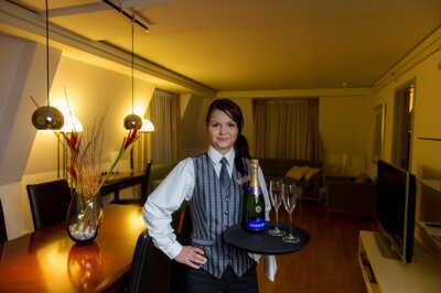 Der Gast ist König - Sarah Heinrich arbeitet bei der Lehre zur Hotelfachfrau im Hilton Dresden auch im Etagenservice.