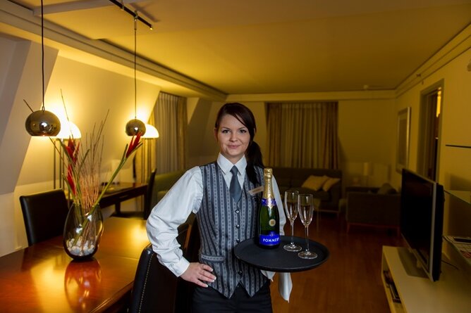 Der Gast ist König - Sarah Heinrich arbeitet bei der Lehre zur Hotelfachfrau im Hilton Dresden auch im Etagenservice.