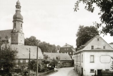 Der Gasthof "Erbkretscham" in Weißbach wartet auf einen Investor - <p class="artikelinhalt">Die alte Postkarte zeigt den Dorfkern von Weißbach. Rechts ist der Gasthof "Erbkretscham" zu sehen, links die Salvatorkirche.</p>