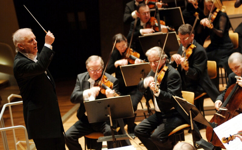 
              <p class="artikelinhalt">Mit der Staatskapelle Berlin unter Leitung von Daniel Barenboim erweist eines der bedeutendsten Orchester Deutschlands Robert Schumann zu dessen 200. Geburtstag seine Reverenz. </p>
            