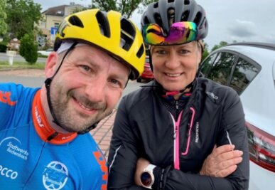 Der gern Urlaubstage für den Radsport investiert - Das vor Corona entstandene Foto zeigt Stefan Hanußek mit Thüringentour-Direktorin Vera Hohlfeld vor einer gemeinsamen Trainingsfahrt. 