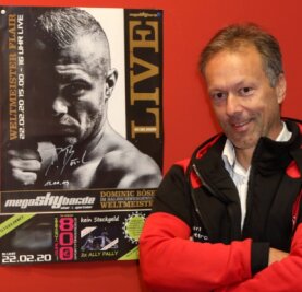 Der Geschäftsmann und der Champion - Sven Meyer neben einem Plakat, das den Profiboxer Dominic Bösel zeigt. 