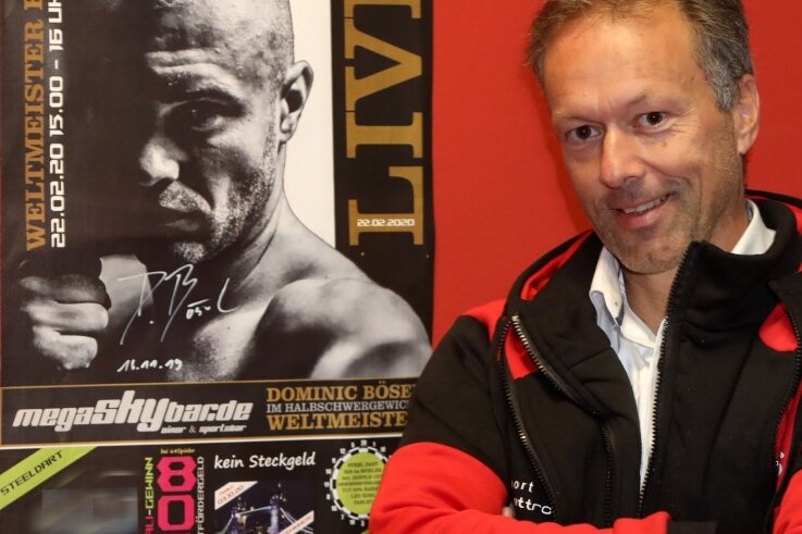 Der Geschäftsmann und der Champion - Sven Meyer neben einem Plakat, das den Profiboxer Dominic Bösel zeigt. 