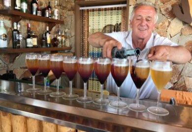 Der Geschmack von Myrte -  Einkehren bei Urgestein Paolo Sardo im Valle dell' Erica: Sein selbstentwickelter Cocktail Sardo besteht aus Bier, Zitronensaft und rotem Myrtenlikör. 