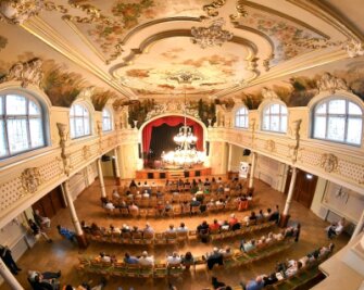 Der "Goldene Löwe" ist zurück - Das erste Konzert im sanierten Festsaal "Goldener Löwe" in Hainichen mit Jörg "Ko" Kokott und Christian Georgi war ausverkauft. 