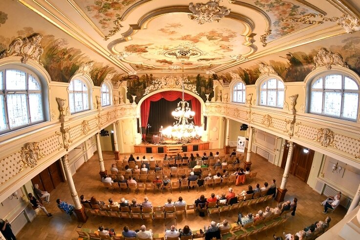 Der "Goldene Löwe" ist zurück - Das erste Konzert im sanierten Festsaal "Goldener Löwe" in Hainichen mit Jörg "Ko" Kokott und Christian Georgi war ausverkauft. 