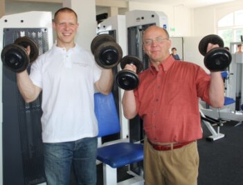 
              <p class="artikelinhalt">Chef Andre Säbsch (l.) und Regionalmanager Lothar Hofmeister lassen die Muskeln bei die Neueröffnung des Fitnessstudios spielen. </p>
            