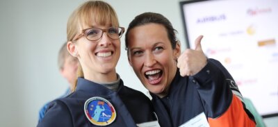 Der Griff nach den Sternen - Eine von ihnen wird die erste deutsche Astronautin sein: Pilotin Nicola Baumann (rechts) und Wetterforscherin Insa Thiele-Eich.