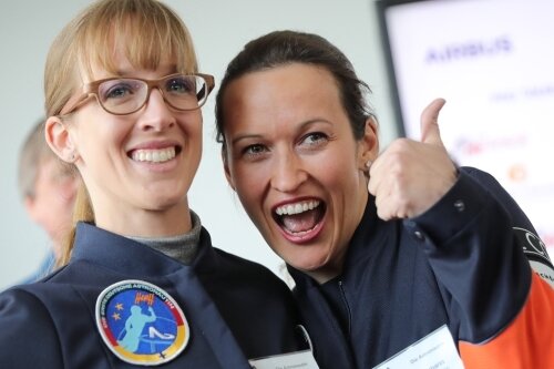 Der Griff nach den Sternen - Eine von ihnen wird die erste deutsche Astronautin sein: Pilotin Nicola Baumann (rechts) und Wetterforscherin Insa Thiele-Eich.
