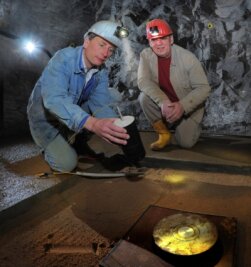 
              <p class="artikelinhalt">Gerhard Heide (links), Professor für Mineralogie, und Klaus Grund, Leiter des Forschungsbergwerkes, begutachten die Sprengladung, die gleich auf der Metallplatte im Vordergrund gezündet wird.   </p>
            