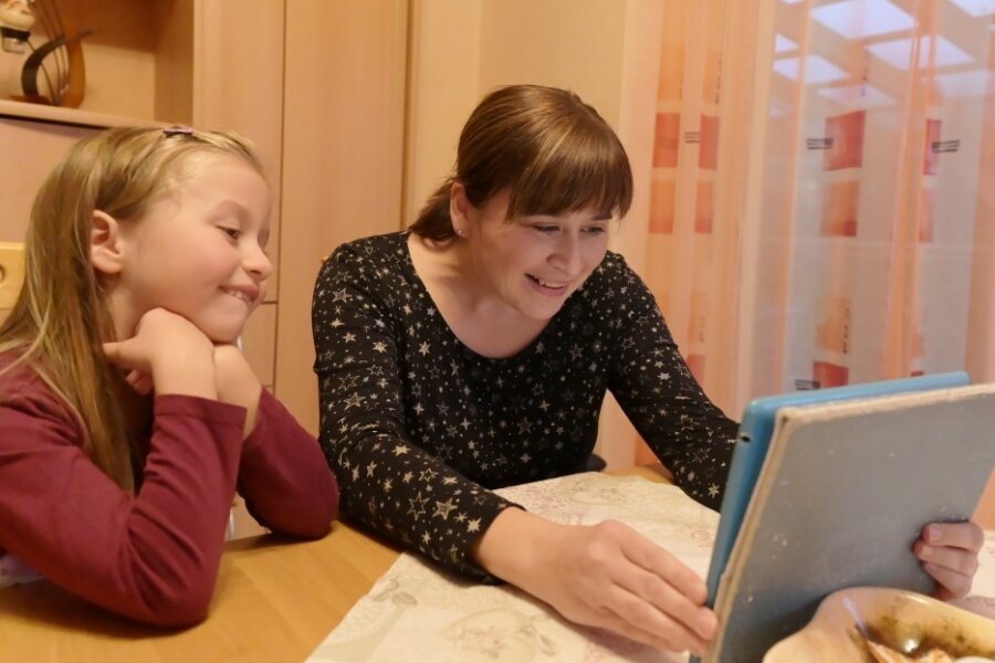 Der große Wunsch des kleinen Max - Mutter Sandra Prüfer und die siebenjährige Schwester Emma halten während der Kur per Videotelefonie Kontakt zu Max.