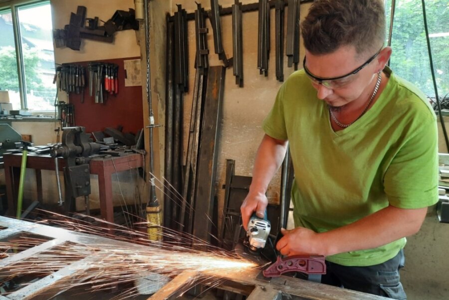 Happy Metall hat Tino Hänel seine Firma im Augustusburger Ortsteil Grünberg genannt. Mit dem eigenen Unternehmen hat er sich einen Traum verwirklicht. Jetzt hat er nach der Meisterausbildung im Metallbau die Prüfungen bei der Handwerkskammer Chemnitz abgelegt.