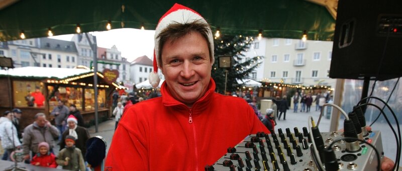 Der Herrscher über 4000 Weihnachtslieder - 
              <p class="artikelinhalt">Mario Martin beschallt auch in diesem Jahr in der Adventszeit den Altmarkt mit weihnachtlicher Musik.h</p>
            
