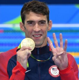 Der Herrscher des Olymp - Stolzer Sieger: Michael Phelps gewann in Rio bisher vier Goldmedaillen.