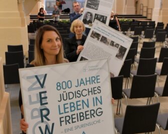 Der Holocaust vor der eigenen Haustür - Anna Engel (vorne), Beate Düsing und Daniel Großmann vom Verein Zeitzeugen haben mit den Mitgliedern des Vereins mehr als 30 Schautafeln in der Kirche angebracht.