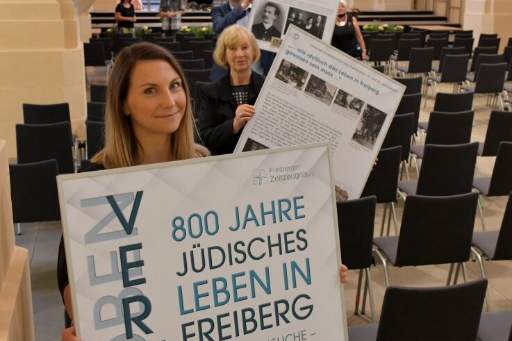 Der Holocaust vor der eigenen Haustür - Anna Engel (vorne), Beate Düsing und Daniel Großmann vom Verein Zeitzeugen haben mit den Mitgliedern des Vereins mehr als 30 Schautafeln in der Kirche angebracht.