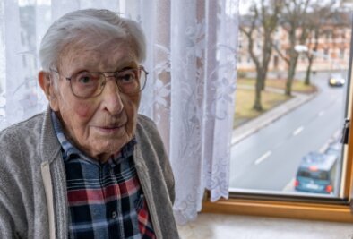 Der Hundertjährige, der vom Pizzadienst angefahren wurde - Werner Schönfelder ist am 27. Oktober 100 Jahre alt geworden. Weil ihn vor einer Woche ein Pizzabote beim Rückwärtsfahren zu Fall brachte, ist er derzeit vor allem an den Beinen und im Gesicht verletzt.
